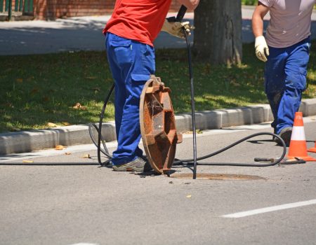 trabajando en una alcantarilla